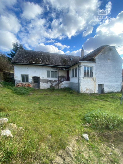 PREDAJ: Pozemok 1251 m2 so starým domom, Borinka