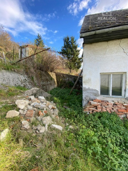 PREDAJ: Pozemok 1251 m2 so starým domom, Borinka