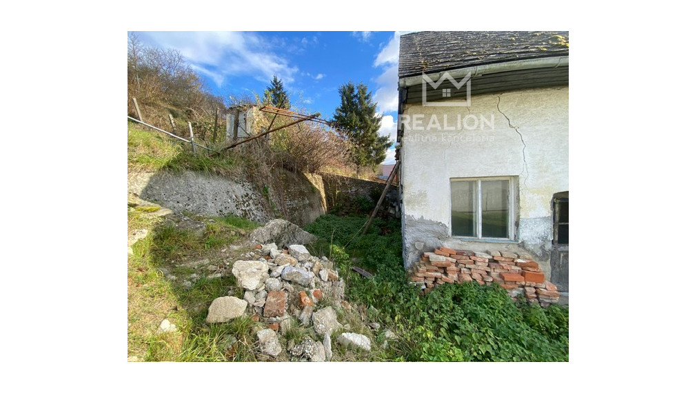 PREDAJ: Pozemok 1251 m2 so starým domom, Borinka