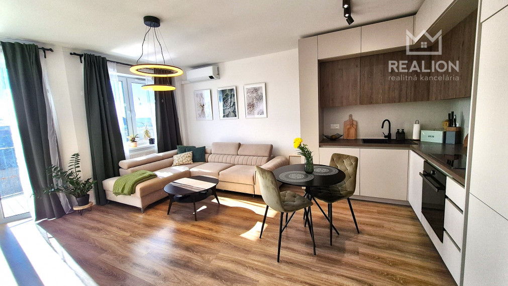 Slnečný zariadený 2 izbový byt s garážovým a vonkajším park