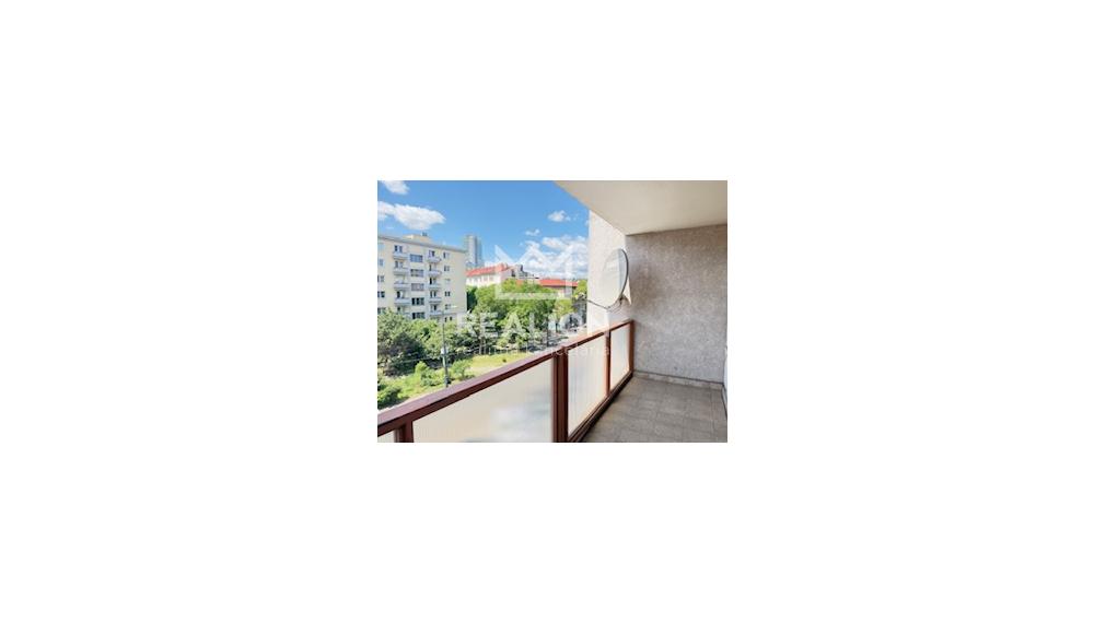 PREDAJ: priestranný 4i byt s 2 loggiami + garáž, Vazovova, Staré Mesto