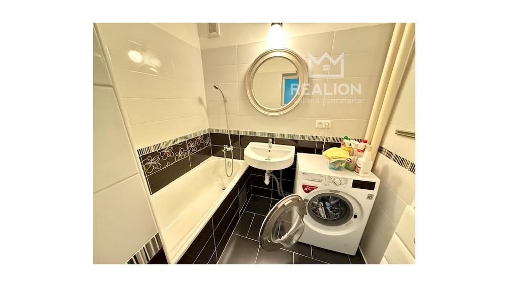 NÁJOM: priestranný 4i byt 110 m2 s loggiou,  Martinengova, Staré Mesto