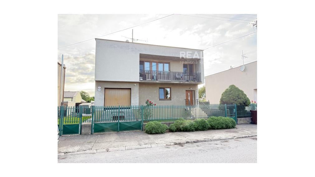 PREDAJ: RD 334 m2 možný facelift na pozemku 753 m2 na Rastlinnej, Jarovce