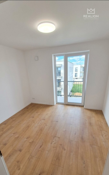 Prenájom: 3-izbový byt s balkónom a parkovaním na Moravskej ul. v lokalite Bernolákovo – Bažantnica