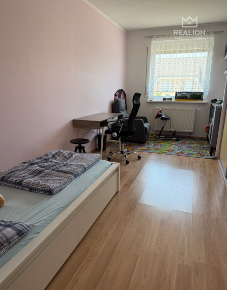 Prenájom: 4-izbový byt s balkónom, zasklenou loggiou a samostatnou garážou v lokalite Malinovo