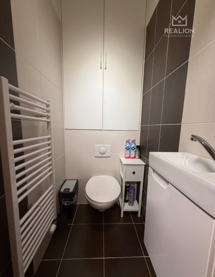 Prenájom: 4-izbový byt s balkónom, zasklenou loggiou a samostatnou garážou v lokalite Malinovo