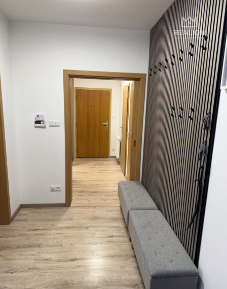 Prenájom: 4-izbový byt s balkónom, zasklenou loggiou a samostatnou garážou v lokalite Malinovo