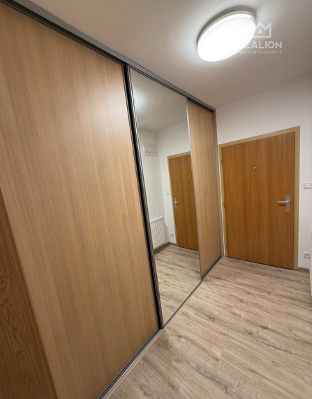 Prenájom: 4-izbový byt s balkónom, zasklenou loggiou a samostatnou garážou v lokalite Malinovo