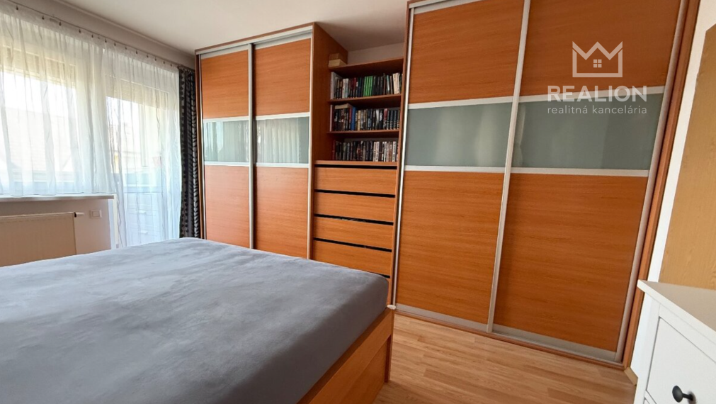 Prenájom: 4-izbový byt s balkónom, zasklenou loggiou a samostatnou garážou v lokalite Malinovo
