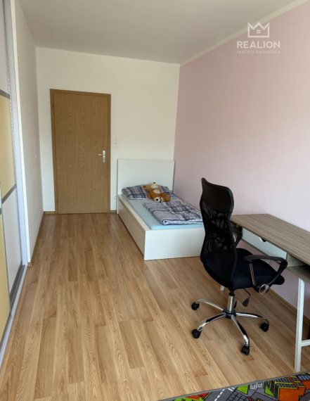 Prenájom: 4-izbový byt s balkónom, zasklenou loggiou a samostatnou garážou v lokalite Malinovo
