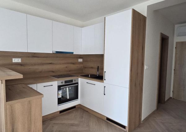 PREDAJ: 2i útulný byt s 2 balkónmi, Okružná, Ivanka pri Dunaji
