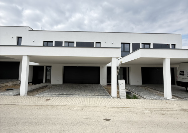 PREDAJ: Výnimočný smart holodom 217 m2 na Kačici, Komenského