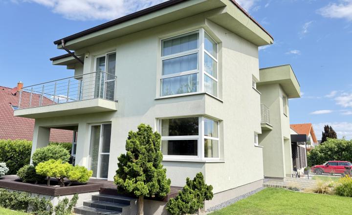 PREDAJ: Nadčasový 5i poschodový RD, Malinovo - fotografia 1