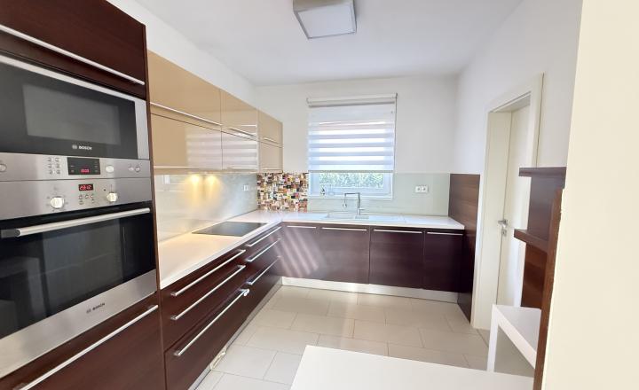 PREDAJ: Nadčasový 5i poschodový RD, Malinovo - fotografia 3