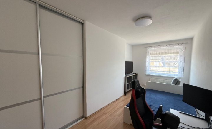 Prenájom: 4-izbový byt s balkónom, zasklenou loggiou a samostatnou garážou v Malinove - fotografia 12