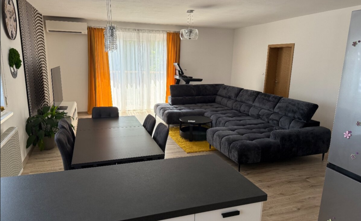 Prenájom: 4-izbový byt s balkónom, zasklenou loggiou a samostatnou garážou v Malinove - fotografia 3