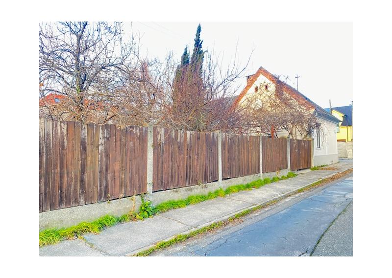 PREDAJ: Pozemok 740 m2 so starým RD, Trávna, Rača